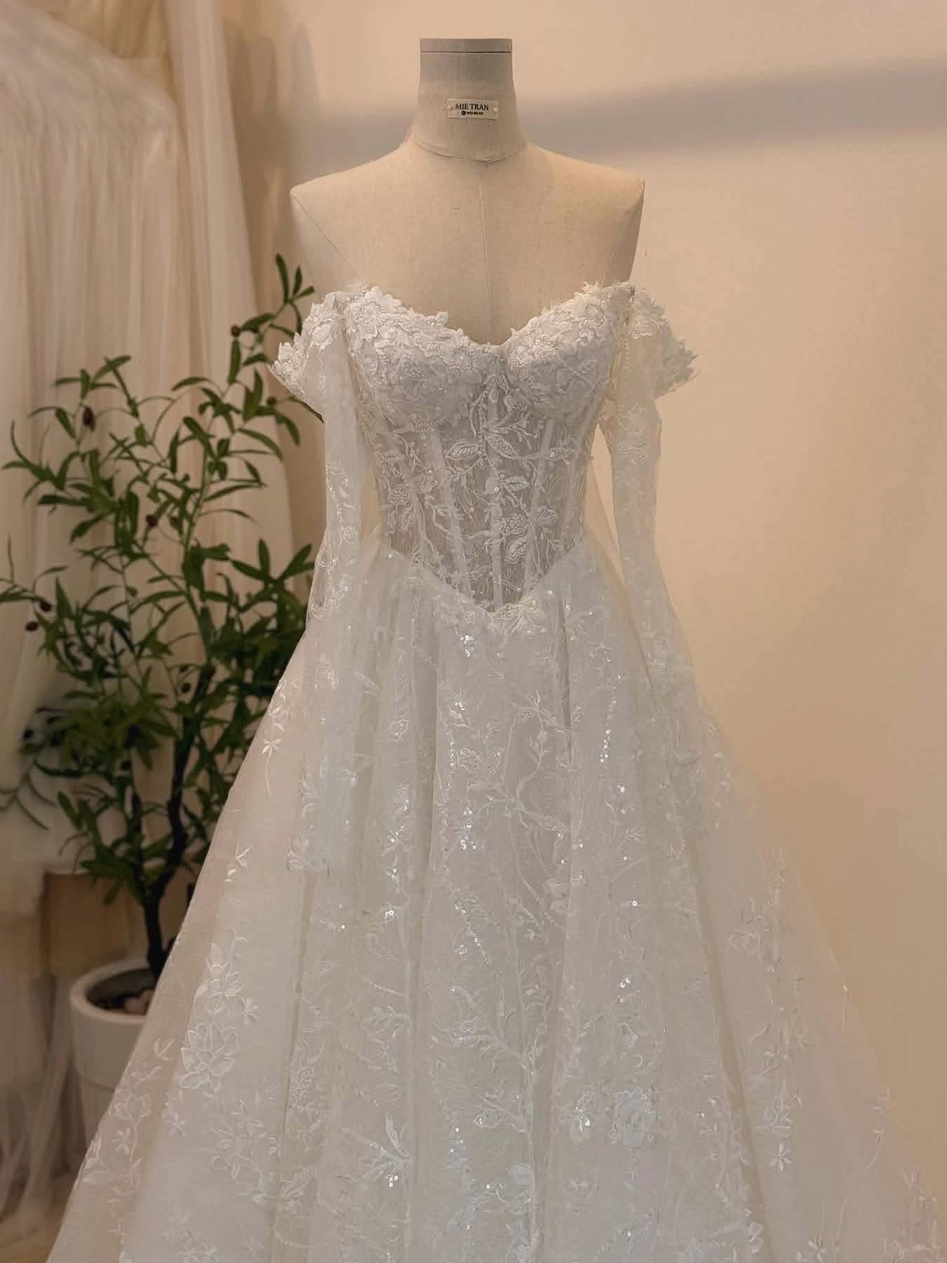Viet Lace — Bridal Gown, size Large