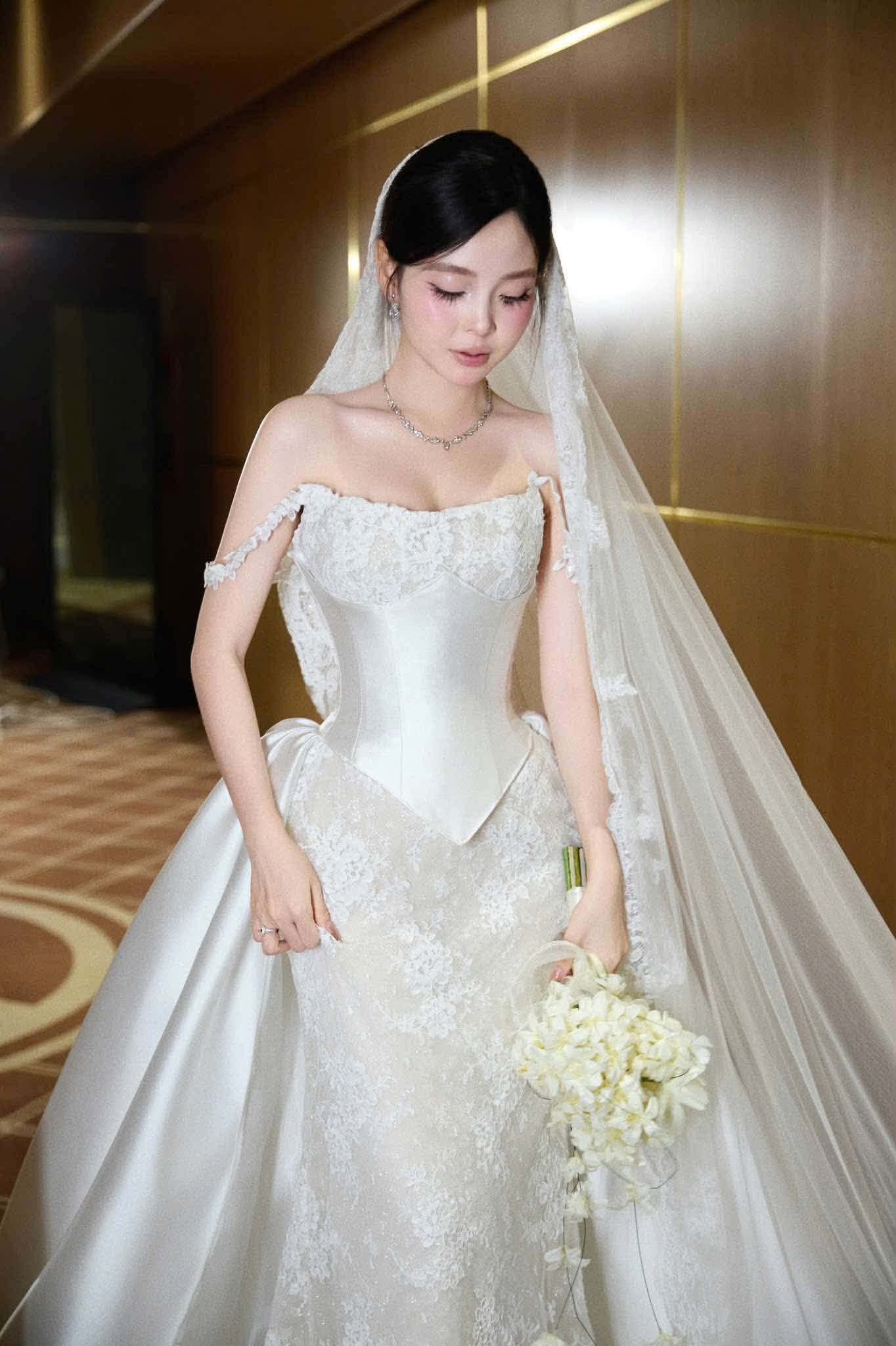 Corset Lace — Bridal Gown, size Medium-Semi Large