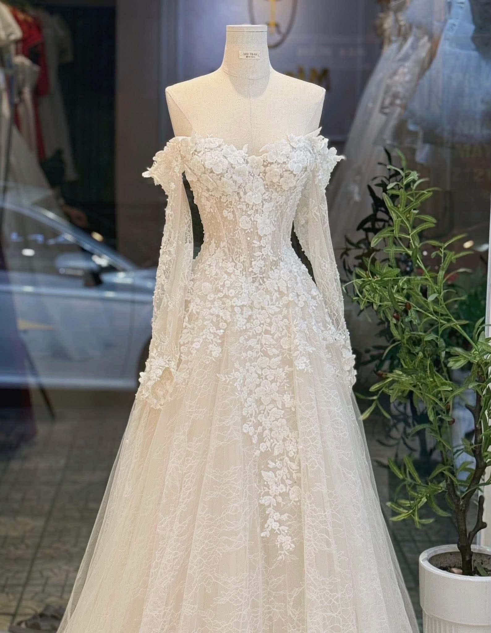 A-Line Lace — Bridal Gown, size S-M