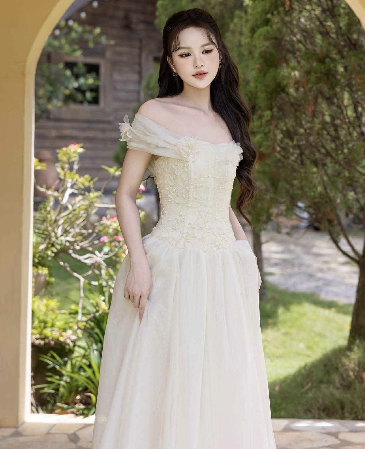 Anna — Bridal Gown, size Medium-Large